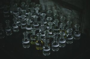 Butelki z surowcami perfumeryjnymi