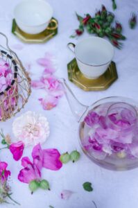 płatki róż w szklanym imbryku na aromatyczną herbatkę