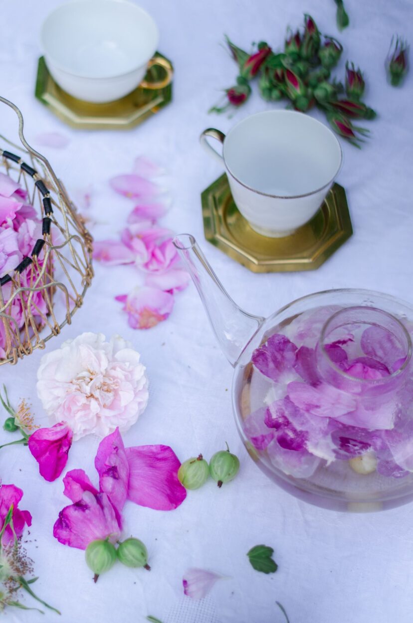 płatki róż w szklanym imbryku na aromatyczną herbatkę